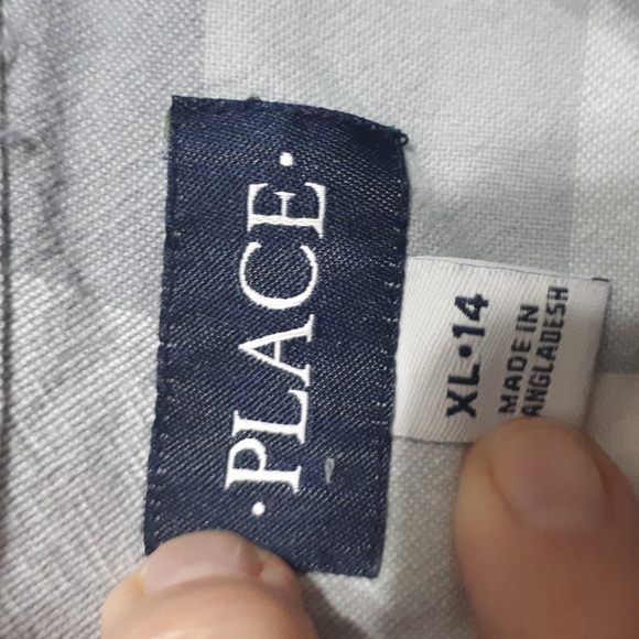 Place 100% cotton buttondown.  Size L/14 girls - Picture 2 of 3